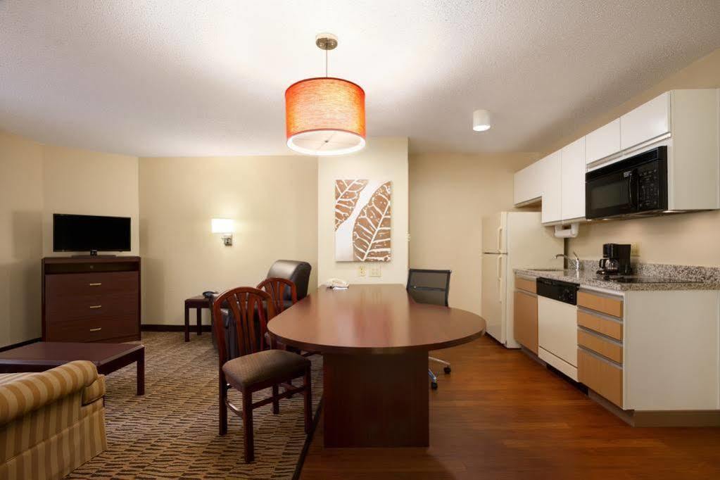 Mainstay Suites Charlotte - Executive Park Exterior photo